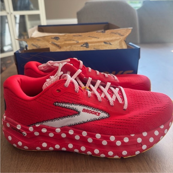 NWT Brooks Ghost Max 2 Minnie Mouse RunDisney NEVER WORN size 9 - Picture 1 of 7